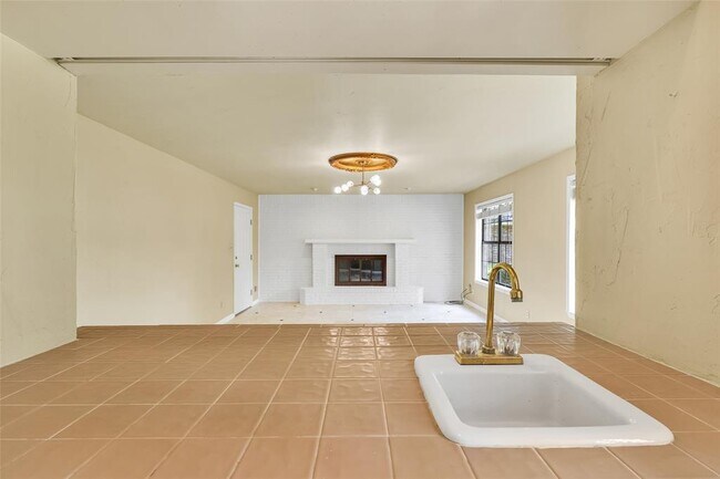 Building Photo - 9006 Balcones Club Dr