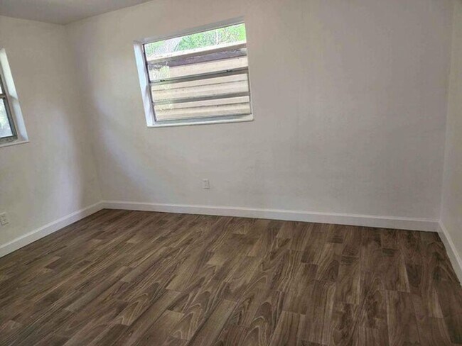 Building Photo - 117 SW 7th Ave