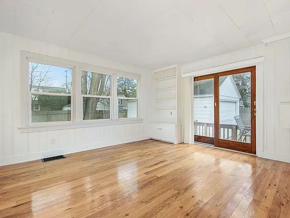 Building Photo - Charming 3BR in SE Grand Rapids