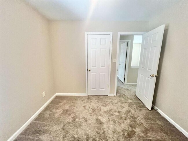 Building Photo - 4713 Autumn Rose Trail