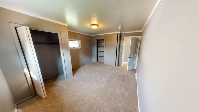 Building Photo - 4 Bedroom / 1 Bath Home For Rent!