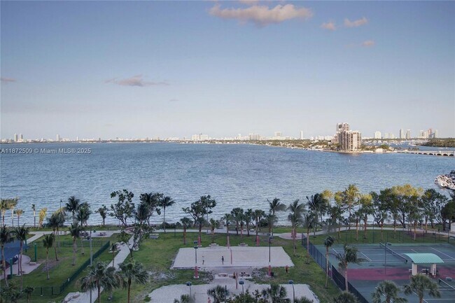 Primary Photo - 1756 N Bayshore Dr