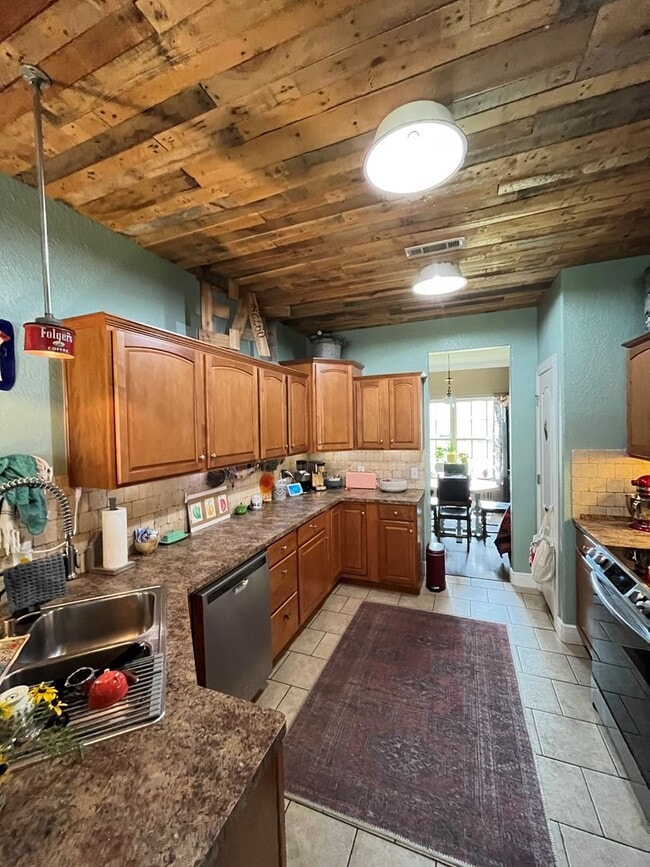 Building Photo - 3 bedroom 2 bath custom home, 2 car garage...