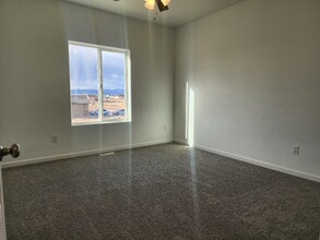 Building Photo - 710-712 E Hahns Peak