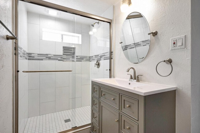 Building Photo - 224 W Glenrosa Ave