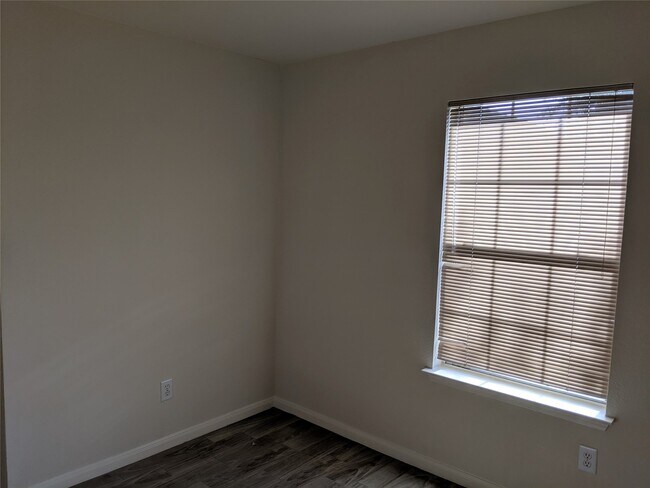 Building Photo - 2027 James Madison Dr