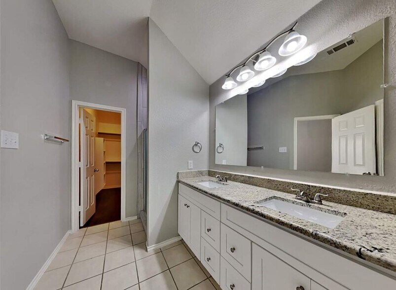 Building Photo - 2920 Crystal Way