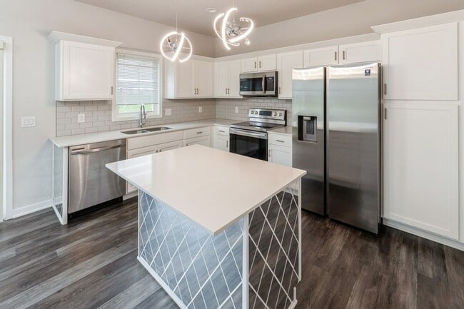 Building Photo - PERFECT LOCATION!!  3 Bedroom, 2.5 Bathroom Home in Urbandale!