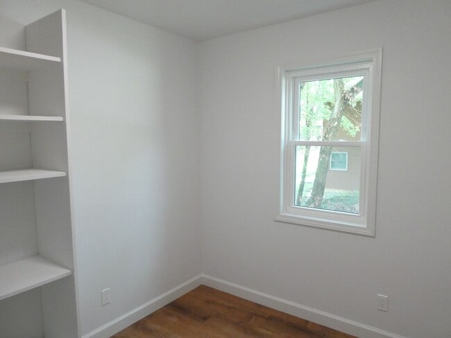 Building Photo - 3 Bedroom 2 Bath Home- Old South West