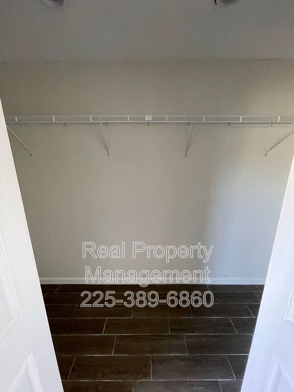 Building Photo - 9621 Siegen Ln