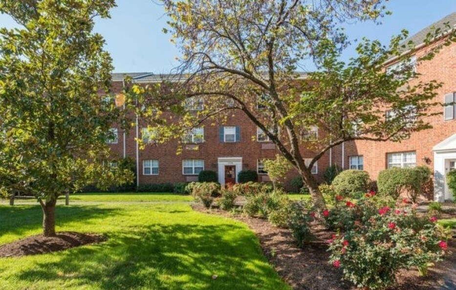 Building Photo - 1706 W Abingdon Dr
