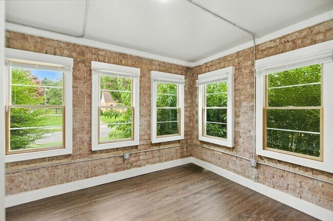 Building Photo - 616 W Maple St