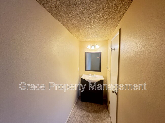 Building Photo - 477 S Balsam St