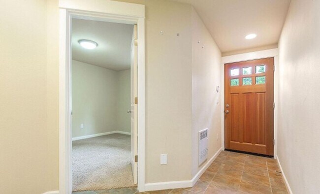 Building Photo - Energy-efficient townhome in the desirable community of Crown Hill is ready to be loved!