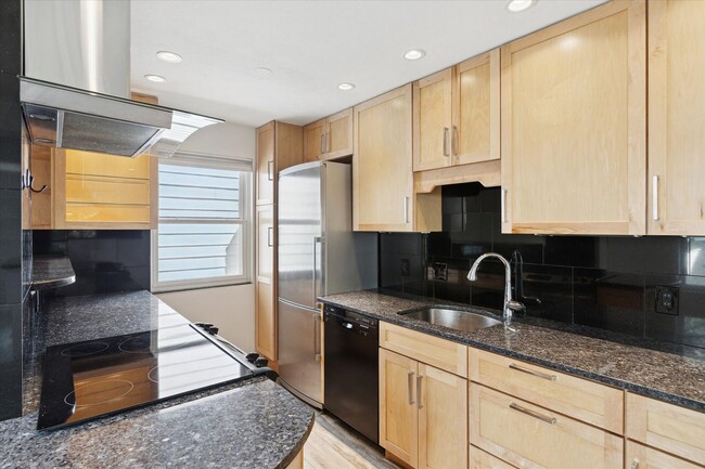 Primary Photo - Updated & Bright 2BR Condo in Prime Boulde...