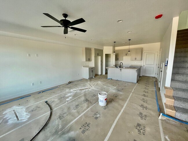 Building Photo - Beautiful Three Bedroom Townhome in Woodland Estates