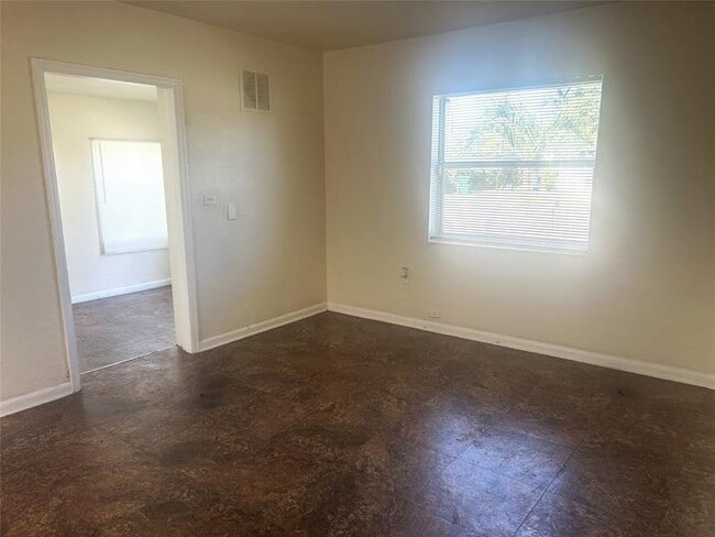 Building Photo - 3050 NW 5th Ct