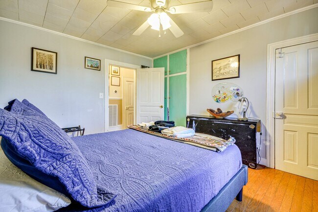 Building Photo - 4 Bed • 2 Bath Furnished Home – Utilities Included
