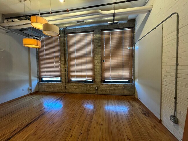 Building Photo - Spectacular industrial style studio, 1 ful...