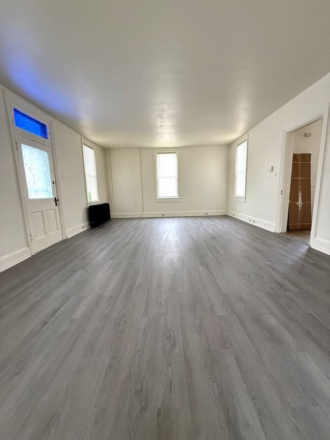 Building Photo - 704 W Main St