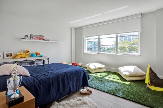 Building Photo - 10000 W Bay Harbor Dr