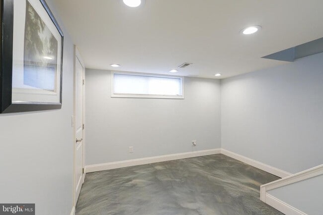 Building Photo - 3161 S Sydenham St