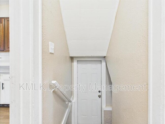Building Photo - 84 E Mapledale Ave