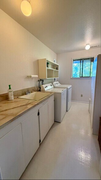 Building Photo - 215 19th Ave