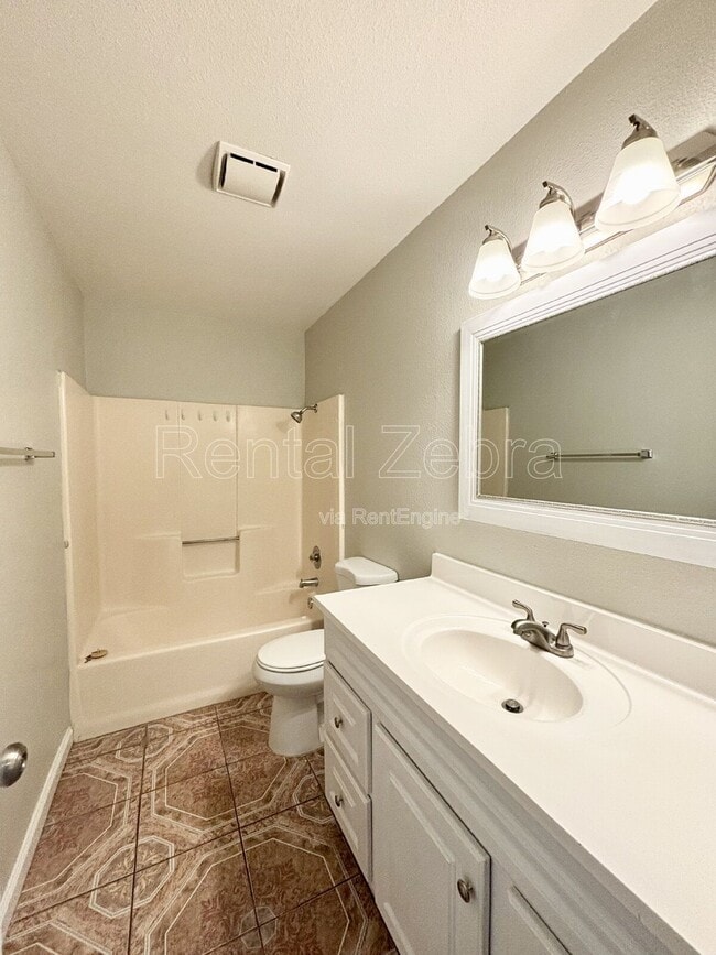 Building Photo - 920 Vermont Ave