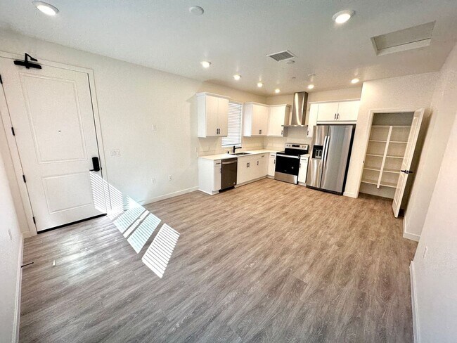 Building Photo - FIRST MONTH FREE! 2 Bedroom / 2 Bathroom o...
