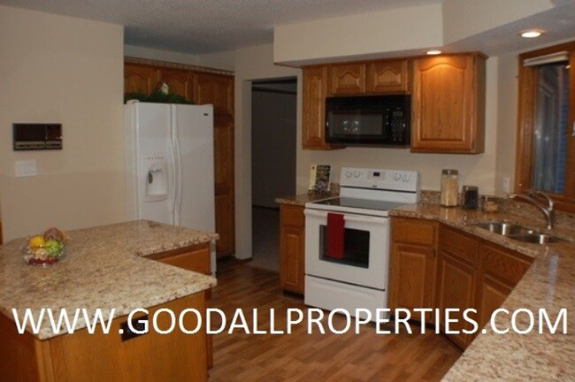 Building Photo - Executive 4 Bedroom Home in West Des Moine...