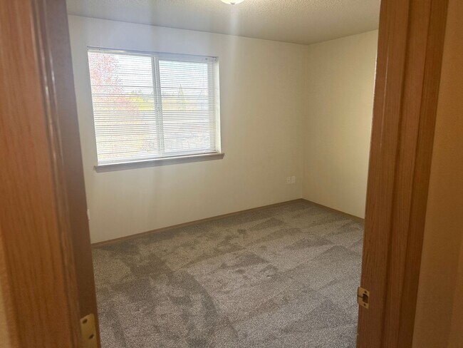Building Photo - *HALF OFF first full month of rent!* Darli...
