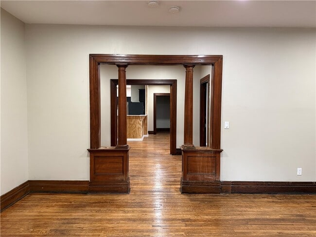 Building Photo - 483 Alexander St