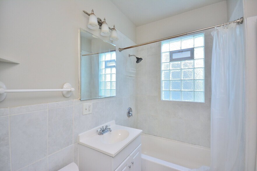 Building Photo - 818-820-820 E Brady St