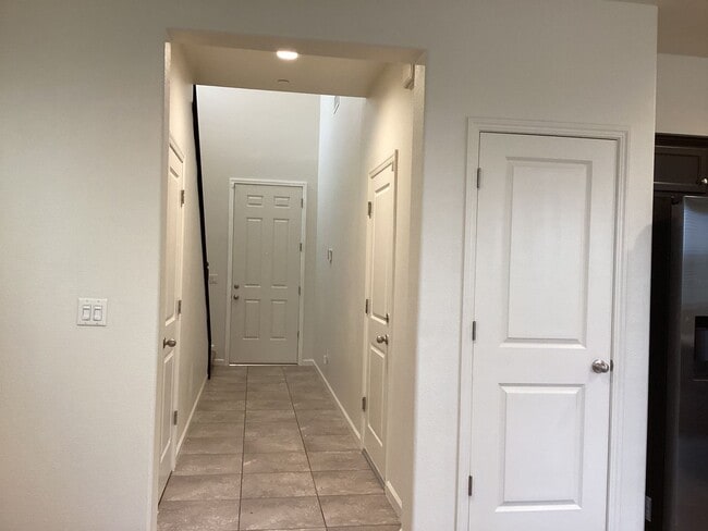 Building Photo - 6319 E Creek View Ln