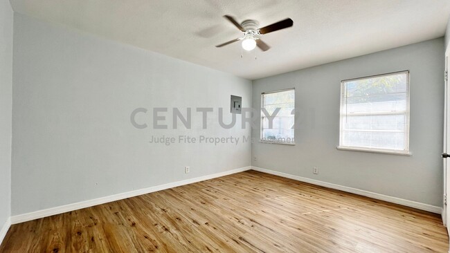 Building Photo - Cozy 1-Story 2/1 Duplex In Castleberry ISD...