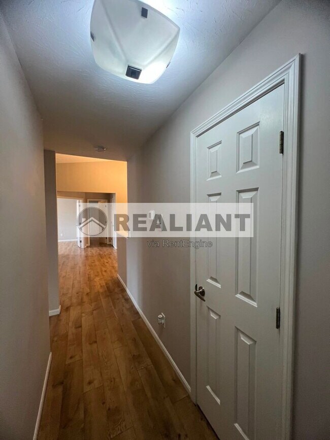 Building Photo - 159 Green River Dr
