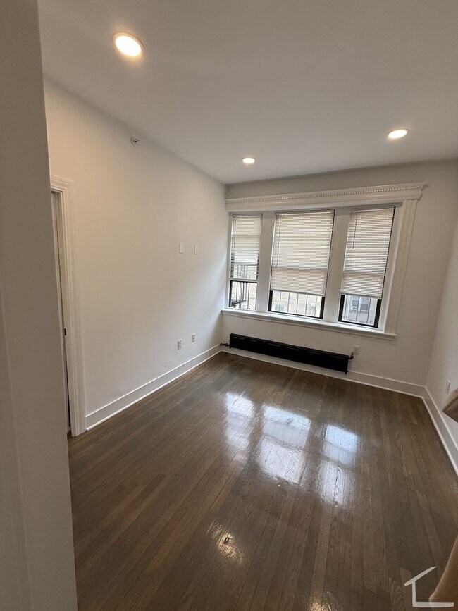 Building Photo - Check out this 1 bed 1 bath in Fenway