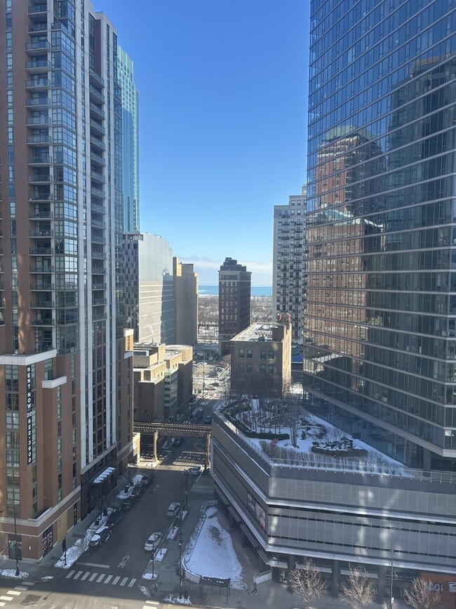 Building Photo - 901 S Plymouth Ct