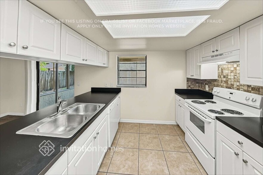 Building Photo - 613 Mayan Pl