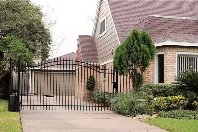 Building Photo - 11418 Chevy Chase Dr