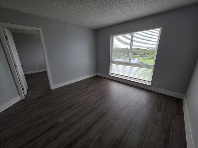 Building Photo - 2108 S Cypress Bend Dr