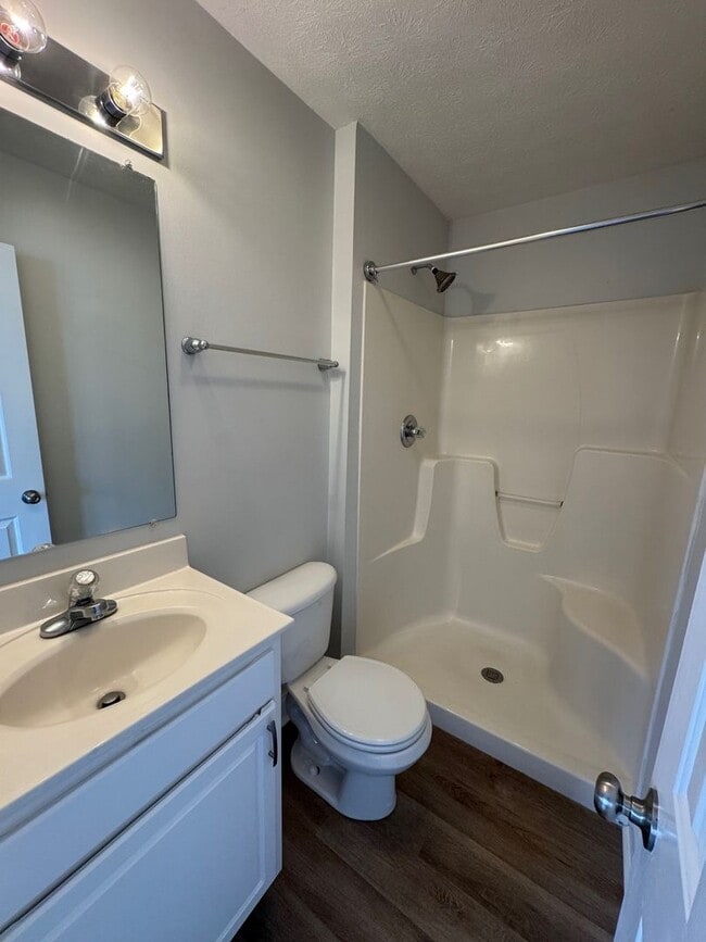 Building Photo - Immaculate End Unit Townhouse