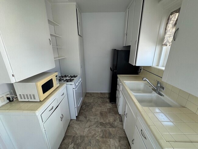 Building Photo - 9217 Alcott St