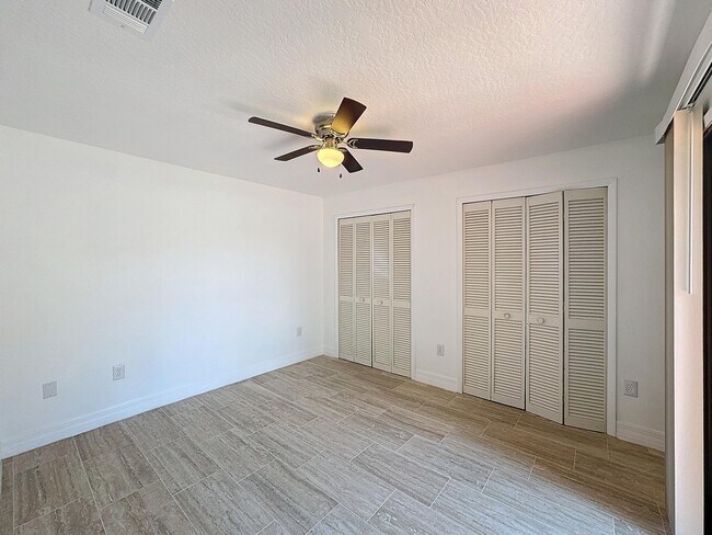 Building Photo - 2577 S Park Ave