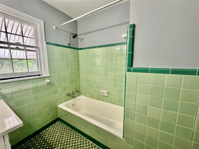 Building Photo - 1260 NE 115th St