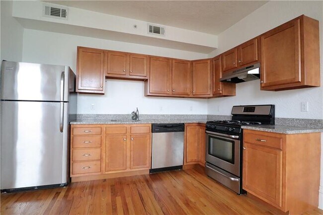 Building Photo - 200 Gross St