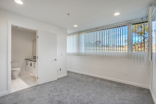 Building Photo - Little Italy Modern Townhome, 2 En Suite Bedrooms on Separate Levels, Private Roof Deck with Suns...