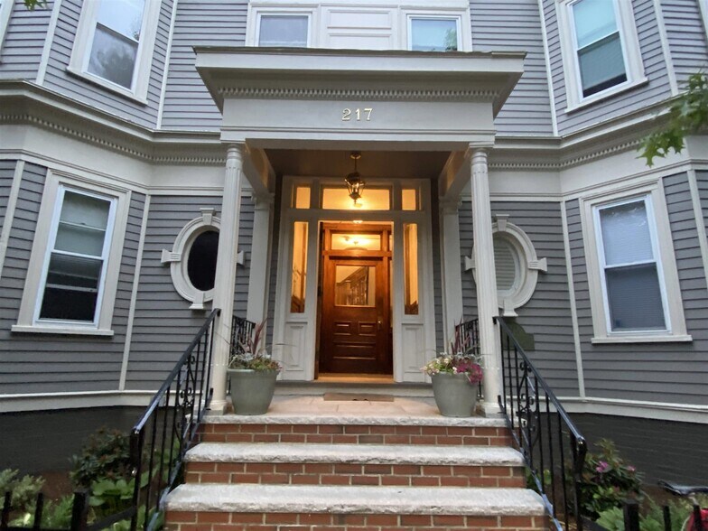 Building Photo - 218 Harvard St