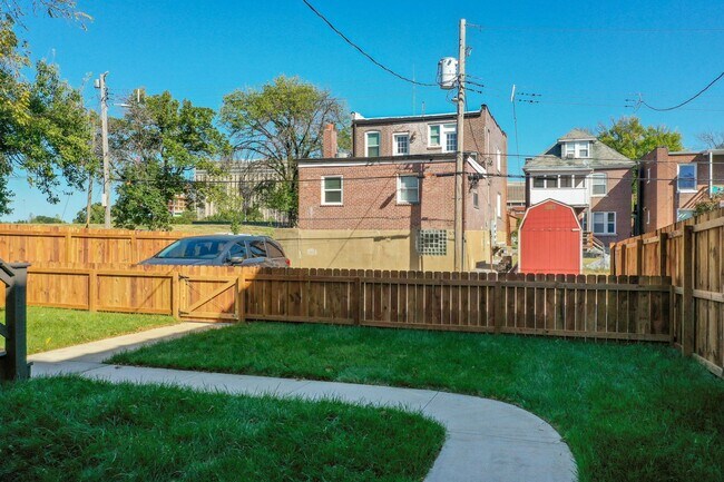 Building Photo - Perfect for BJC Residents/Frequenters